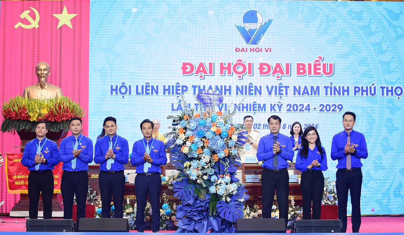 Anh Ngô Văn Cương - Bí thư T.Ư Đoàn trao lẵng hoa T.Ư Đoàn, T.Ư Hội LHTN Việt Nam chúc mừng Đại hội. Ảnh: Xuân Tùng Anh Ngô Văn Cương - Bí thư T.Ư Đoàn trao lẵng hoa T.Ư Đoàn, T.Ư Hội LHTN Việt Nam chúc mừng Đại hội. Ảnh: Xuân Tùng