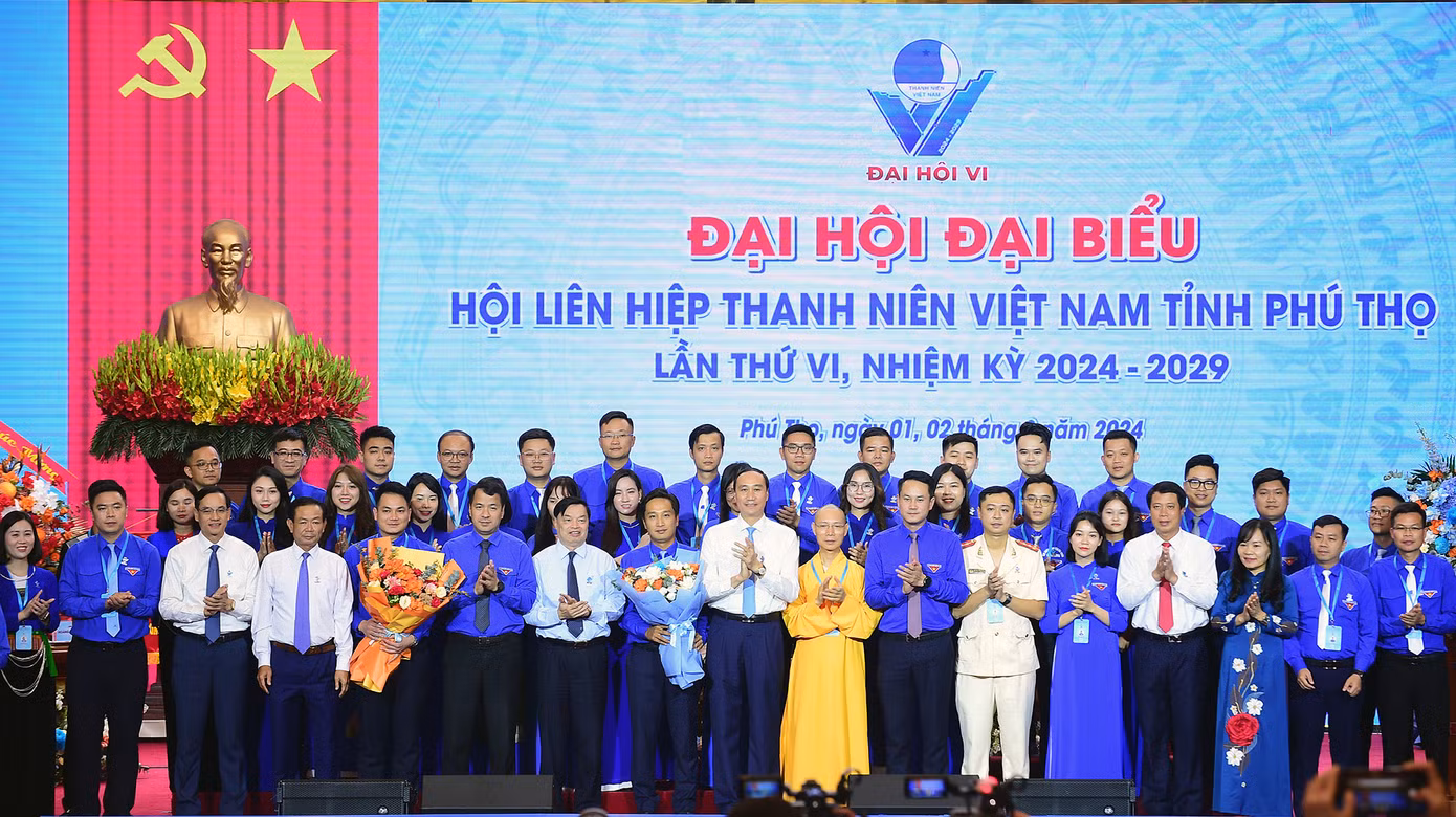 Lãnh đạo T.Ư Đoàn, T.Ư Hội LHTN Việt Nam và tỉnh Phú Thọ chúc mừng Ủy ban Hội LHTN Việt Nam tỉnh Phú Thọ khóa VI. Ảnh: Xuân Tùng Lãnh đạo T.Ư Đoàn, T.Ư Hội LHTN Việt Nam và tỉnh Phú Thọ chúc mừng Ủy ban Hội LHTN Việt Nam tỉnh Phú Thọ khóa VI. Ảnh: Xuân Tùng