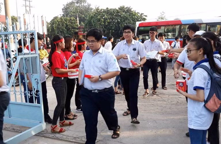 Đồng ý để cán bộ coi thi chép bài giúp thí sinh ở Bình Dương ảnh 1