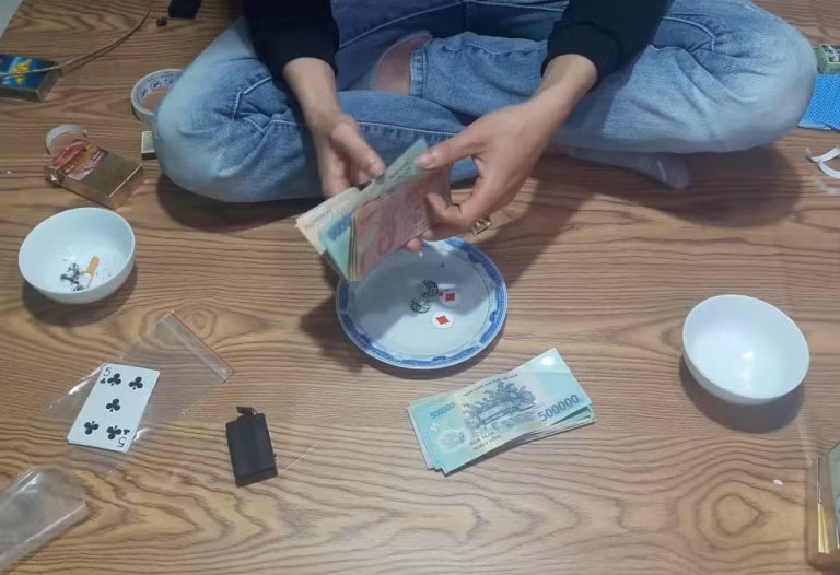 Triệt phá tụ điểm đánh bạc, 12 người bị tạm giữ ảnh 1
