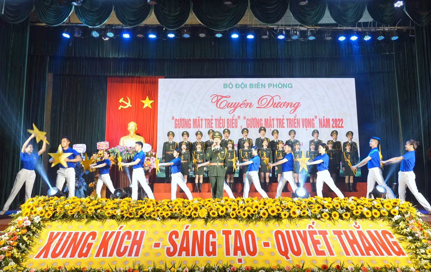 Tổ khúc hát múa do Đoàn Văn công BĐBP và Trường Cao đẳng Biên phòng biểu diễn tại lễ tuyên dương.