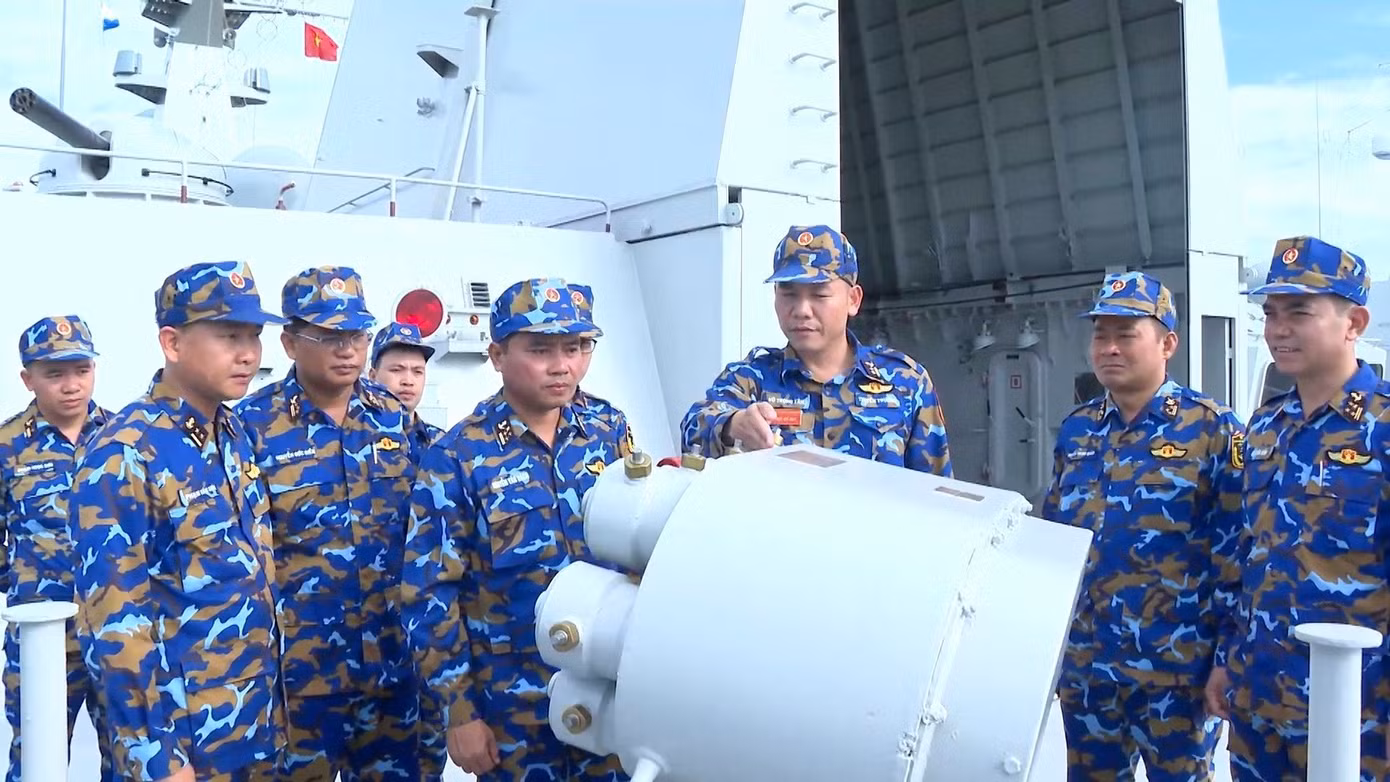 Đại tá Nguyễn Văn Bách - Tư lệnh Vùng 4 Hải quân, kiểm tra các nội dung thi.