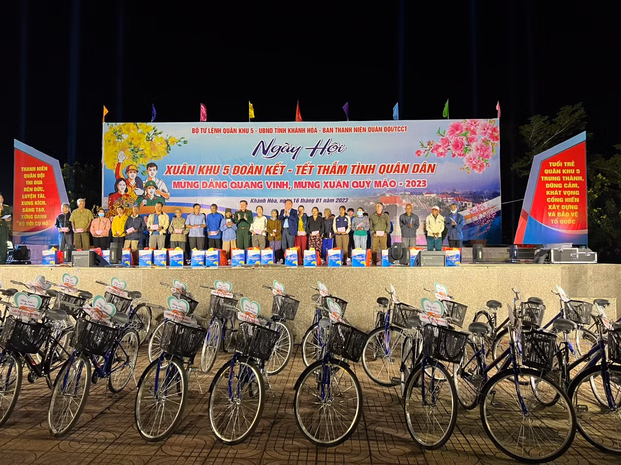 Lãnh đạo Quân khu 5 và tỉnh Khánh Hòa trao quà Tết tặng gia đình có công với cách mạng, tối 16/1