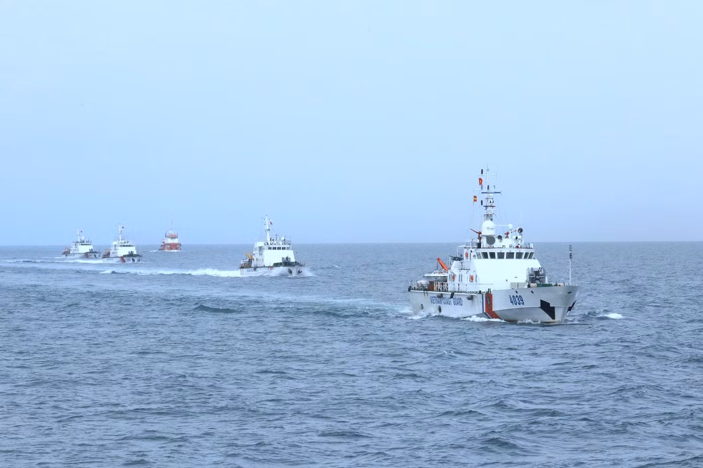 Biên đội tàu CSB Việt Nam hành quân trên biển.