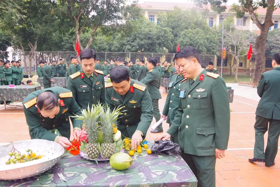Hội thi gói bánh chưng, cắm hoa xuân và trưng bày mâm ngũ quả được Đoàn cơ sở Lữ đoàn tổ chức vào sáng 29 Tết. Đây là một nội dung trọng điểm trong chuỗi các hoạt động vui xuân đón Tết Quý Mão của Lữ đoàn Pháo binh 16