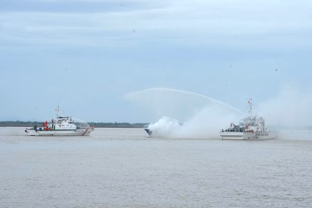 Tàu CSB diễn tập thực hành tìm kiếm, cứu hộ cứu nạn và ứng phó sự cố tràn dầu năm 2023, tại Hải Phòng.