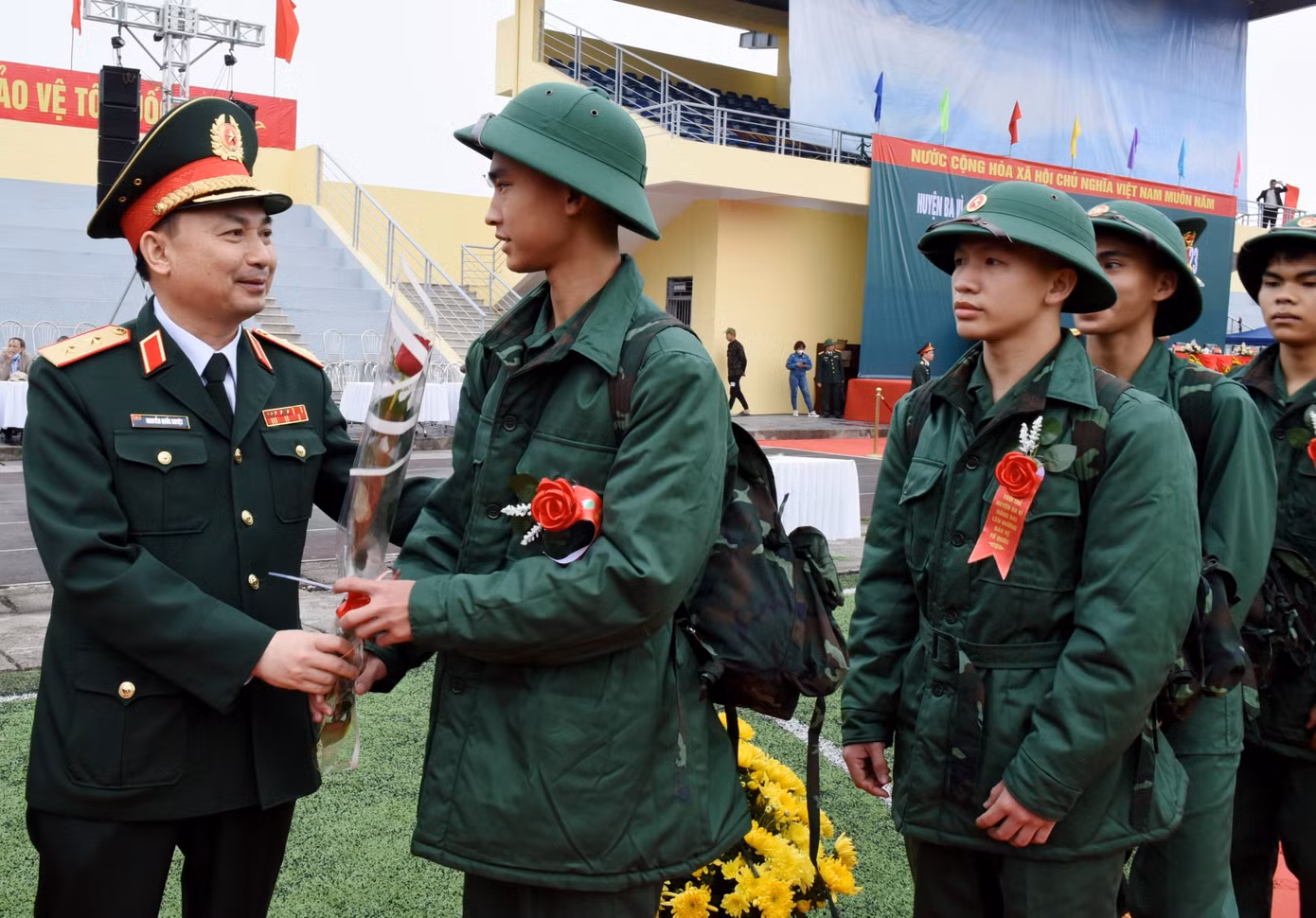 Trung tướng Nguyễn Quốc Duyệt - Tư lệnh Bộ tư lệnh Thủ đô, động viên tân binh thuộc huyện Ba Vì