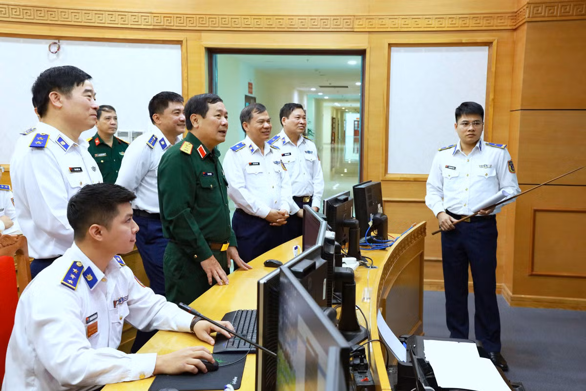 Thượng tướng Lê Huy Vịnh - Thứ trưởng Bộ Quốc phòng, kiểm tra hệ thống quản lý, chỉ huy, điều hành tại Trung tâm Chỉ huy Bộ tư lệnh CSB, tháng 10/2022.