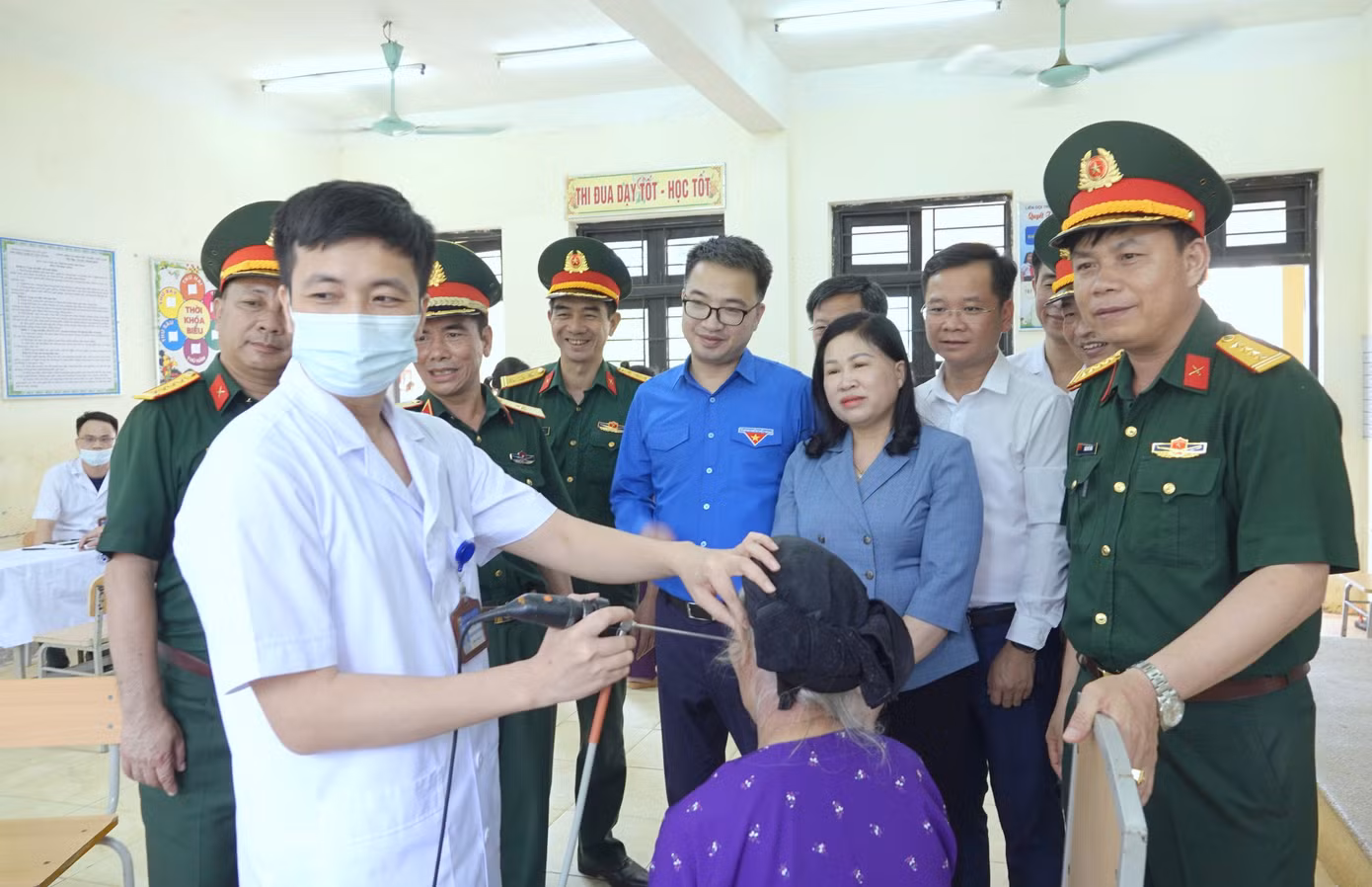 Lãnh đạo các đơn vị thăm hỏi người dân tới khám chữa bệnh miễn phí do y bác sĩ Bệnh viện Quân y 110 (Quân khu 1) thực hiện.
