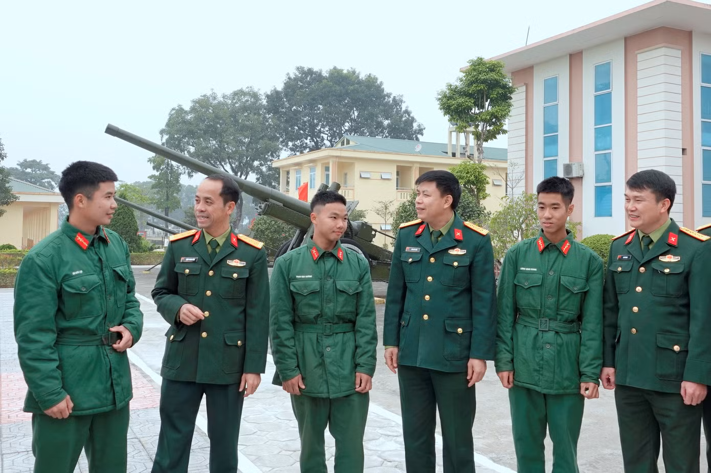 Lãnh đạo Ban Thanh niên Quân đội và Cục Chính trị Binh chủng Pháo binh trao đổi với đoàn viên Lữ đoàn 45 về việc thực hiện công tác PBGDPL, sáng 6/1