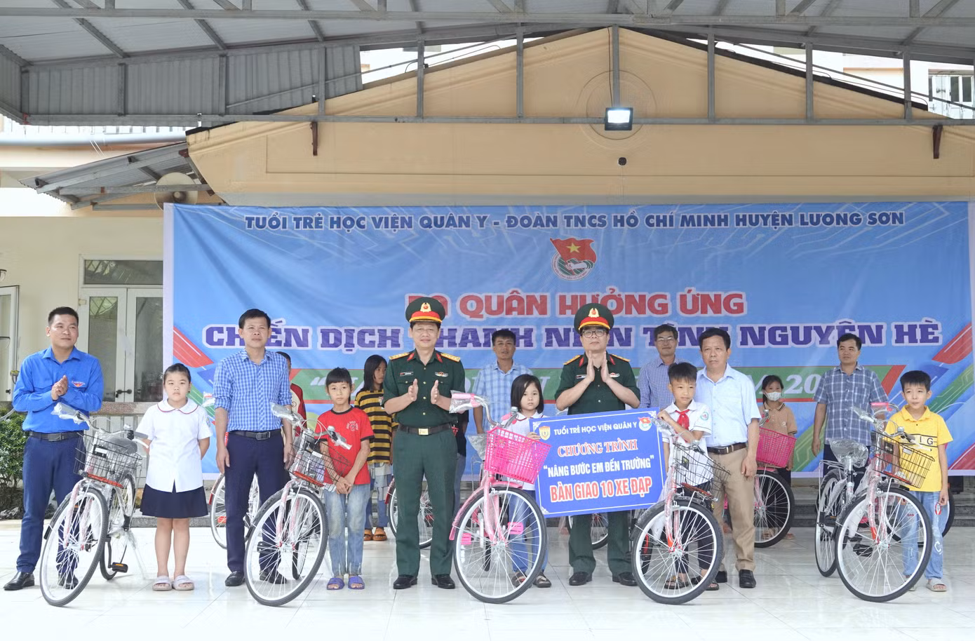 Lãnh đạo các cơ quan, đơn vị trao tặng xe đạp cho học sinh nghèo vượt khó.