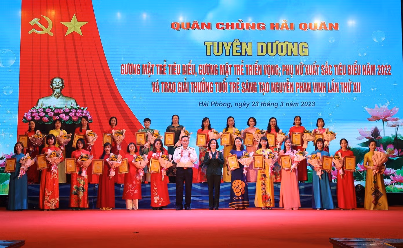 Trao thưởng cho các cá nhân giành danh hiệu Phụ nữ tiêu biểu xuất sắc năm 2022.