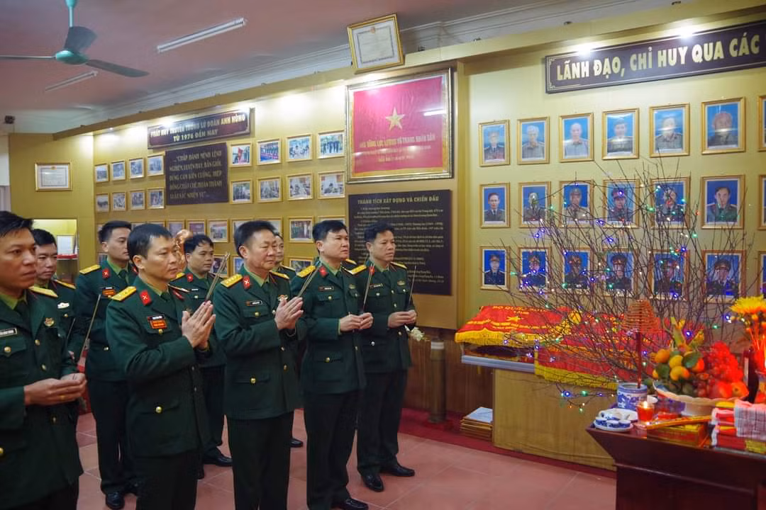 Đảng ủy, chỉ huy Lữ đoàn dâng hương trước bàn thờ Tổ quốc và Bác Hồ tại Phòng truyền thống của Lữ đoàn