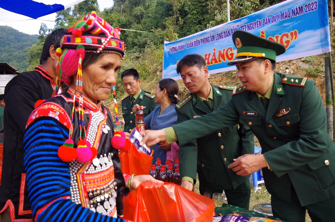 BĐBP tỉnh Lai Châu tổ chức “Gian hàng 0 đồng” giúp người nghèo có một cái Tết ấm áp