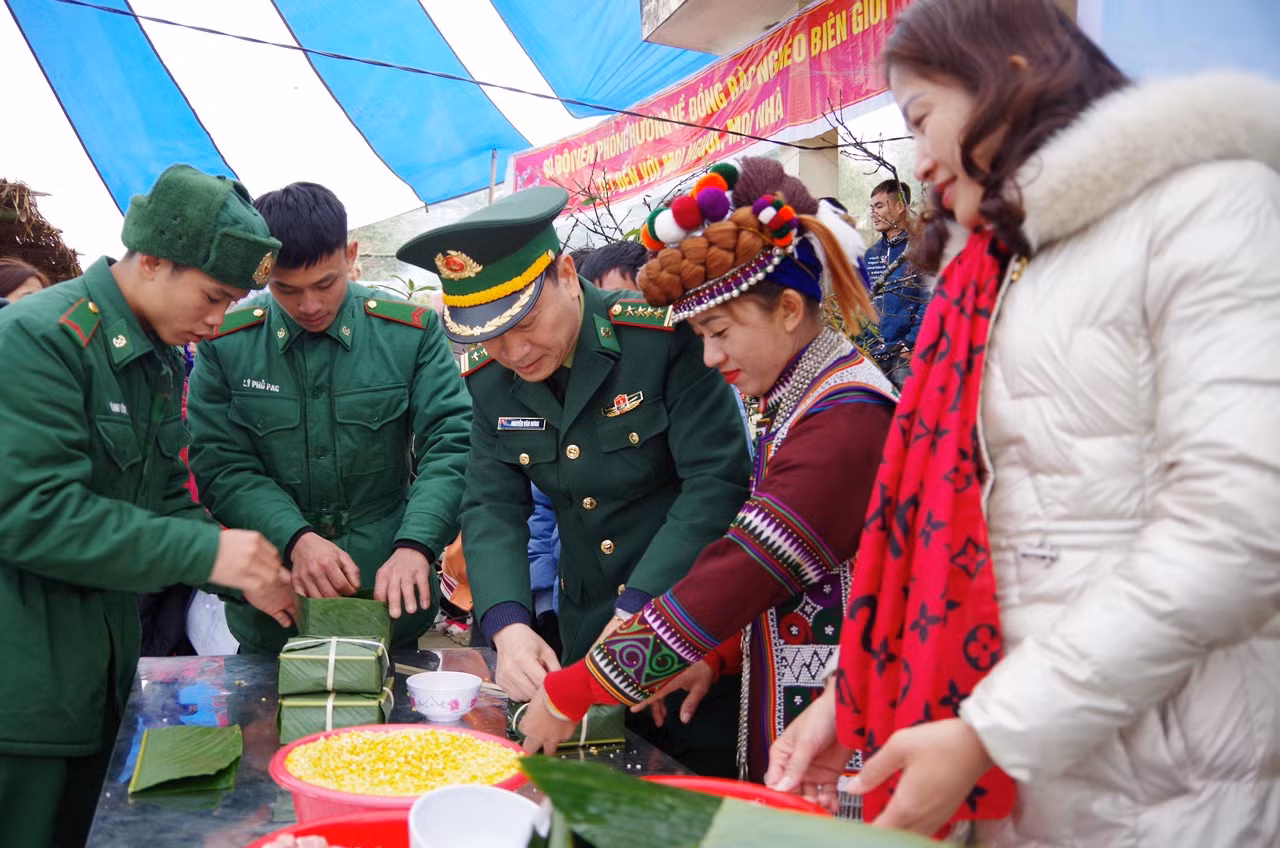 Đại tá Nguyễn Văn Hưng - Chính ủy BĐBP Lai Châu và chiến sĩ BĐBP tỉnh gói bánh chưng ăn Tết nguyên đán 2023 cùng đồng bào khu vực biên giới