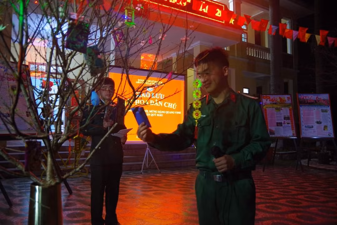 Liên chi đoàn Tiểu đoàn 2 tổ chức hái hoa dân chủ trong đêm giao thừa