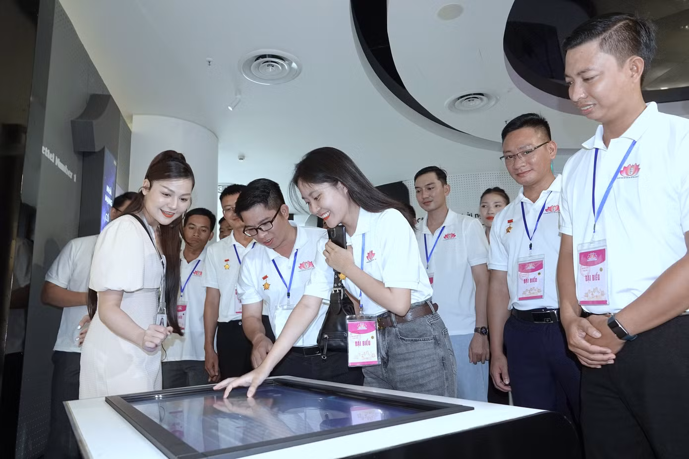 Các đại biểu dự Đại hội tới tham quan, trải nghiệm tại Tập đoàn Công nghiệp - Viễn thông Quân đội Viettel, chiều 26/9. Ảnh: Nguyễn Minh Các đại biểu dự Đại hội tới tham quan, trải nghiệm tại Tập đoàn Công nghiệp - Viễn thông Quân đội Viettel, chiều 26/9. Ảnh: Nguyễn Minh