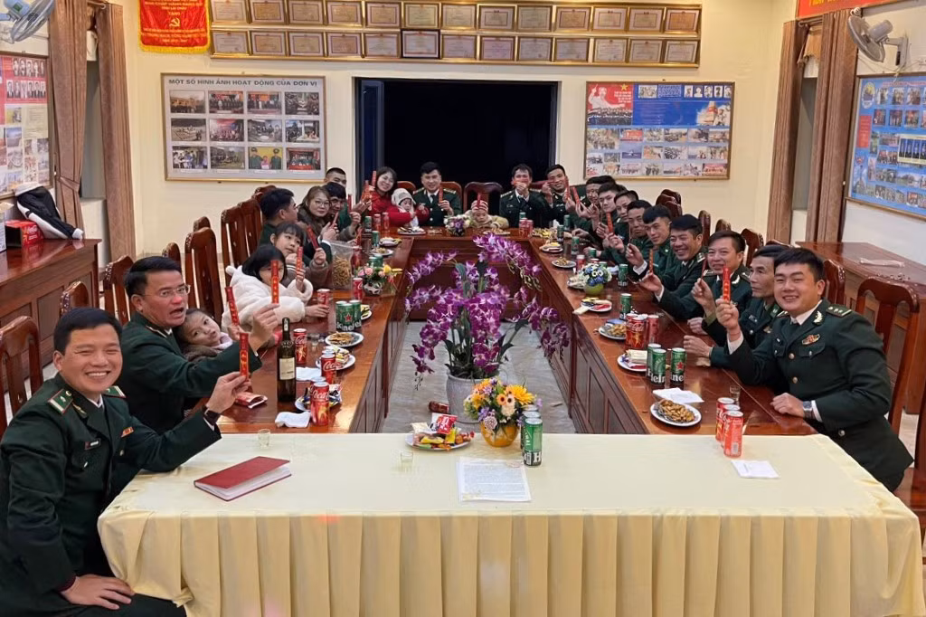 Cán bộ, chiến sỹ Đồn Biên phòng Ka Lăng (BĐBP Lai Châu) tổ chức đón đêm giao thừa