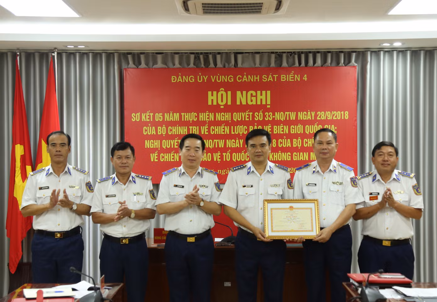 Thừa ủy quyền của Đại tướng Phan Văn Giang - Bộ trưởng Bộ Quốc phòng, Trung tướng Bùi Quốc Oai - Bí thư Đảng ủy, Chính ủy Cảnh sát biển Việt Nam trao Bằng khen của Bộ trưởng Quốc phòng tặng tập thể Bộ Tư lệnh Vùng Cảnh sát biển 4.