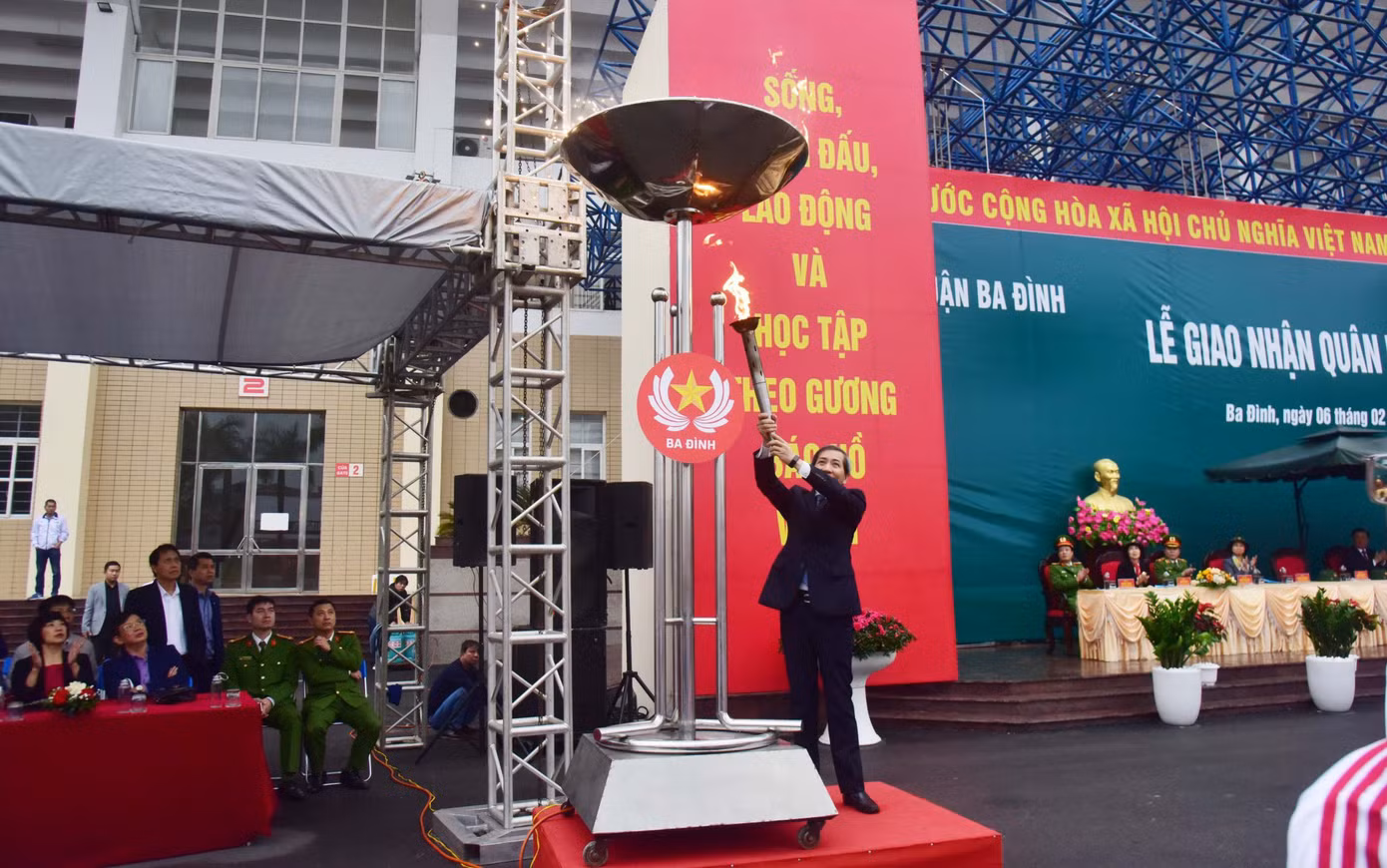 Tại lễ giao nhận quân, lãnh đạo các địa phương đã thắp lửa truyền thống và đánh trống động viên, thúc giục thanh niên sôi nổi lên đường bảo vệ Tổ quốc và Nhân dân