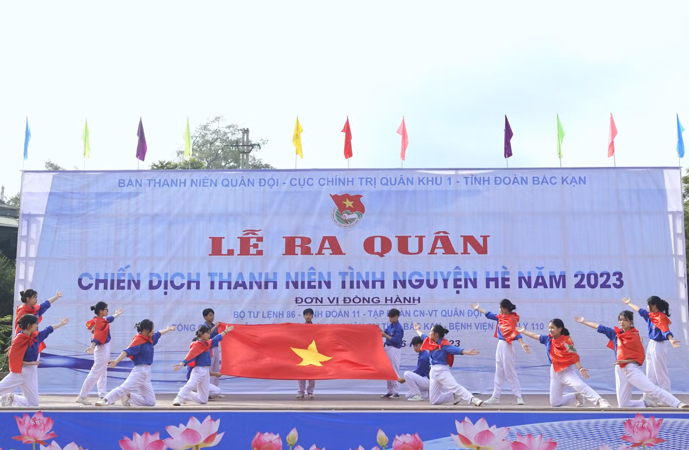 Đoàn viên huyện Ngân Sơn biểu diễn văn nghệ tại lễ ra quân, sáng 7/6. Ảnh: Nguyễn Minh