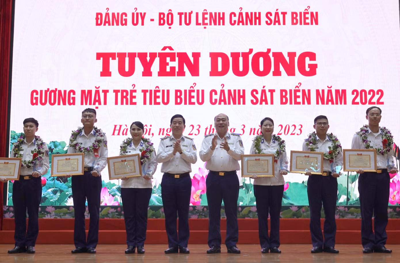 Trung tướng Bùi Quốc Oai - Chính uỷ CSB và Thiếu tướng Lê Quang Đạo - Tư lệnh CSB, trao thưởng cho các Gương mặt trẻ tiêu biểu CSB năm 2022.