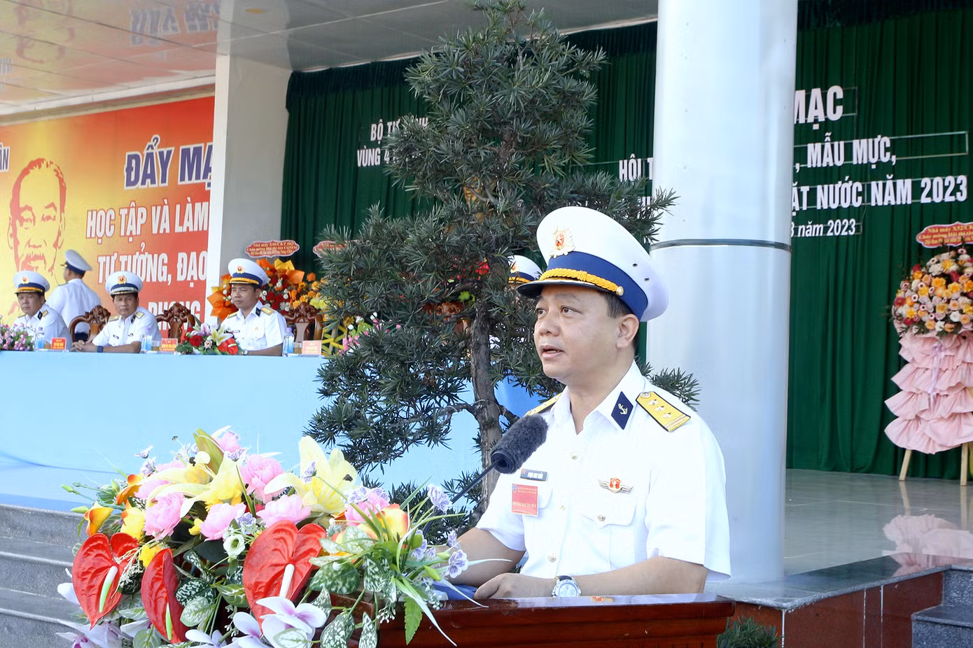 Thượng tá Phạm Anh Tuấn - Phó Tư lệnh, Tham mưu trưởng Vùng 4 Hải quân phát biểu khai mạc hội thi, hội thao.
