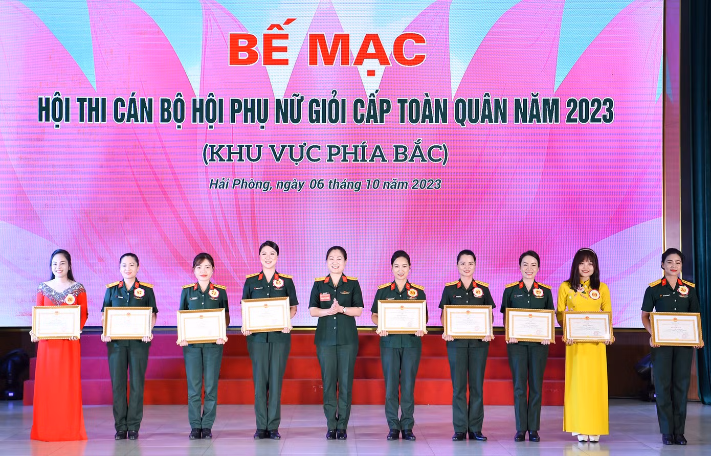 Đại tá Phùng Thị Phú - Trưởng ban Phụ nữ Quân đội trao Bằng khen tặng các cá nhân đạt kết quả xuất sắc trong từng nội dung thi kiến thức, năng khiếu và tuyên truyền.