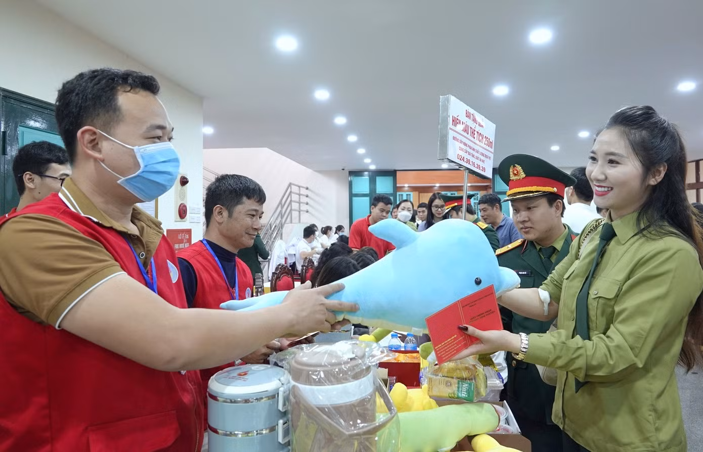 Trao chứng nhận và phần quà lưu niệm cho cán bộ, đoàn viên thanh niên tham gia hiến máu. Ảnh: Nguyễn Minh