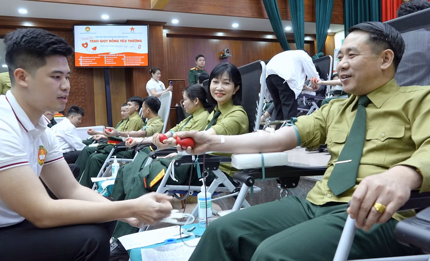 Đại tá Ngô Anh Thu - Phó Tổng biên tập Báo Quân đội nhân dân cùng cán bộ, đoàn viên thanh niên các đơn vị tham gia hiến máu tình nguyện, sáng 15/3. Ảnh: Nguyễn Minh