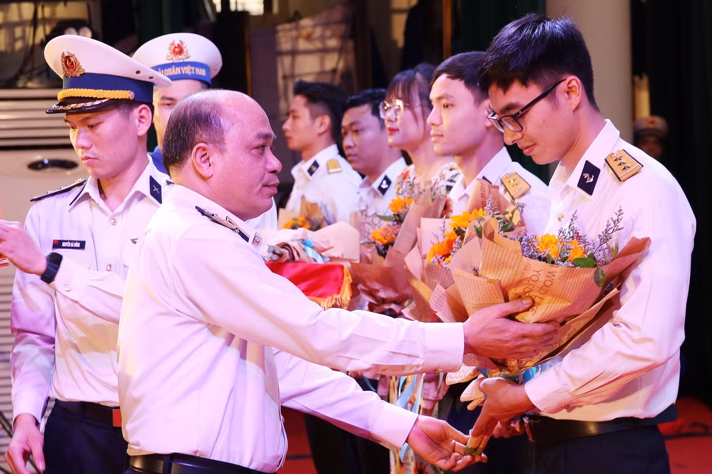 Chuẩn Đô đốc Đỗ Văn Yên - Phó Chính ủy Hải quân trao thưởng cho các Gương mặt trẻ tiêu biểu năm 2022.