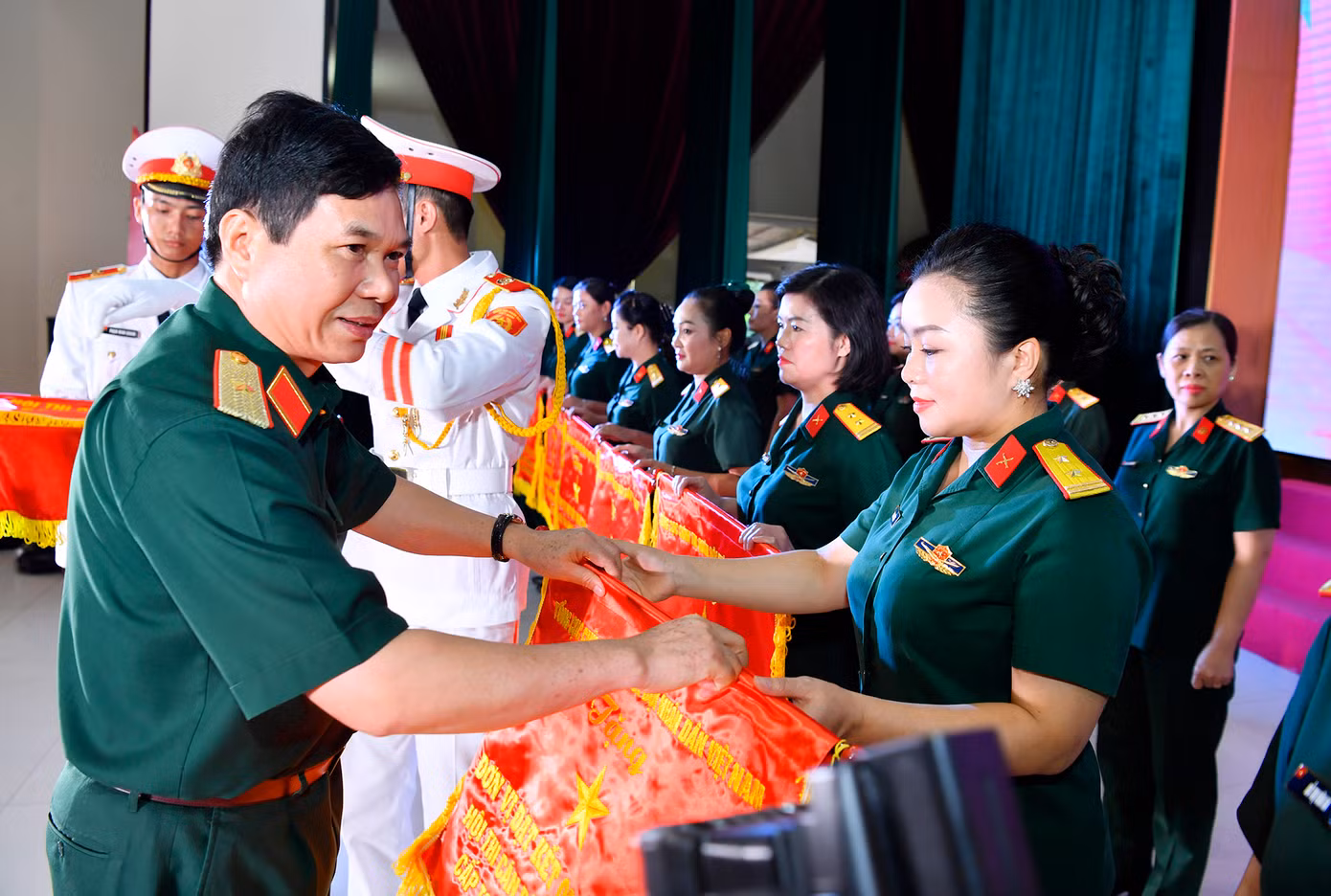 Thiếu tướng Bùi Công Chức - Phó Chính ủy Quân khu 3 và Đại tá Phùng Thị Phú -Trưởng ban Phụ nữ Quân đội trao Cờ của Tổng cục Chính trị tặng các tập thể có kết quả xuất sắc trong hội thi.
