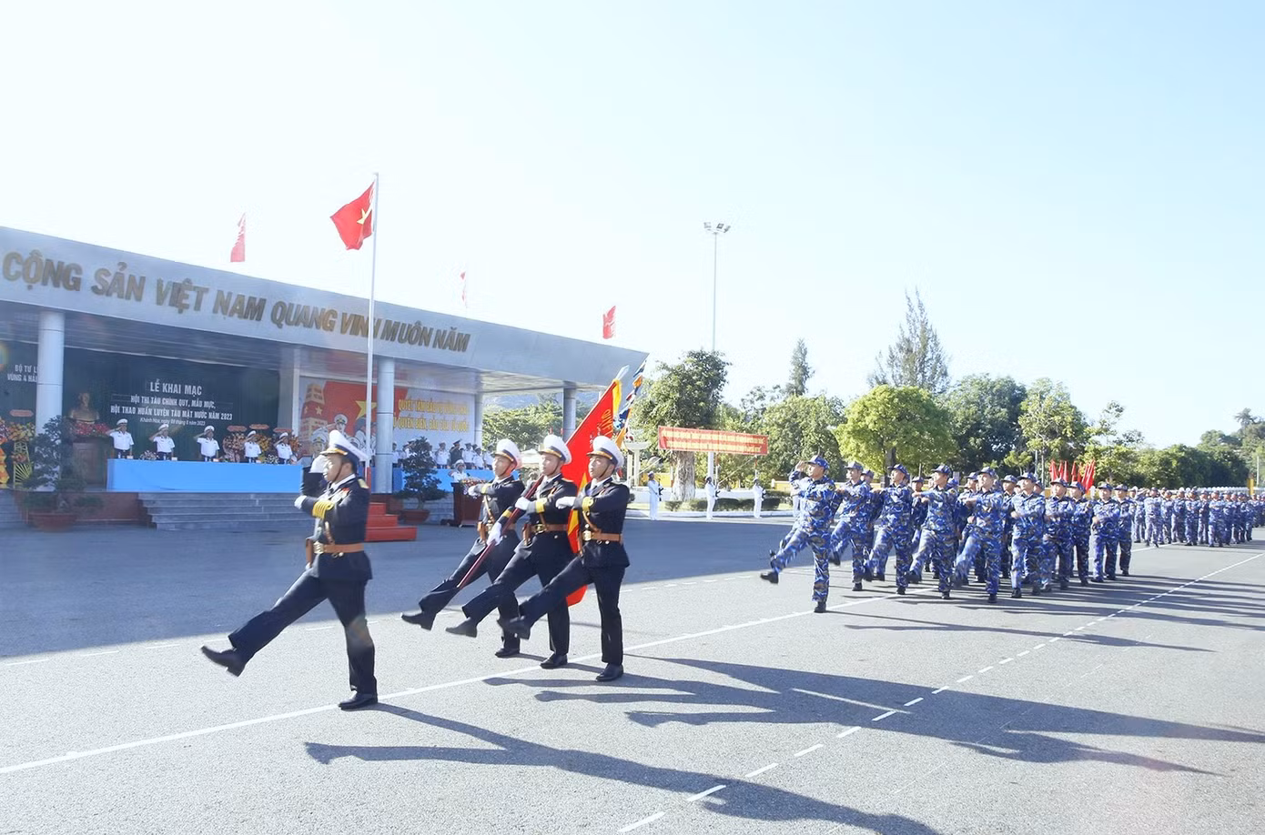 Cán bộ, chiến sĩ Vùng 4 Hải quân duyệt đội ngũ tại lễ khai mạc.