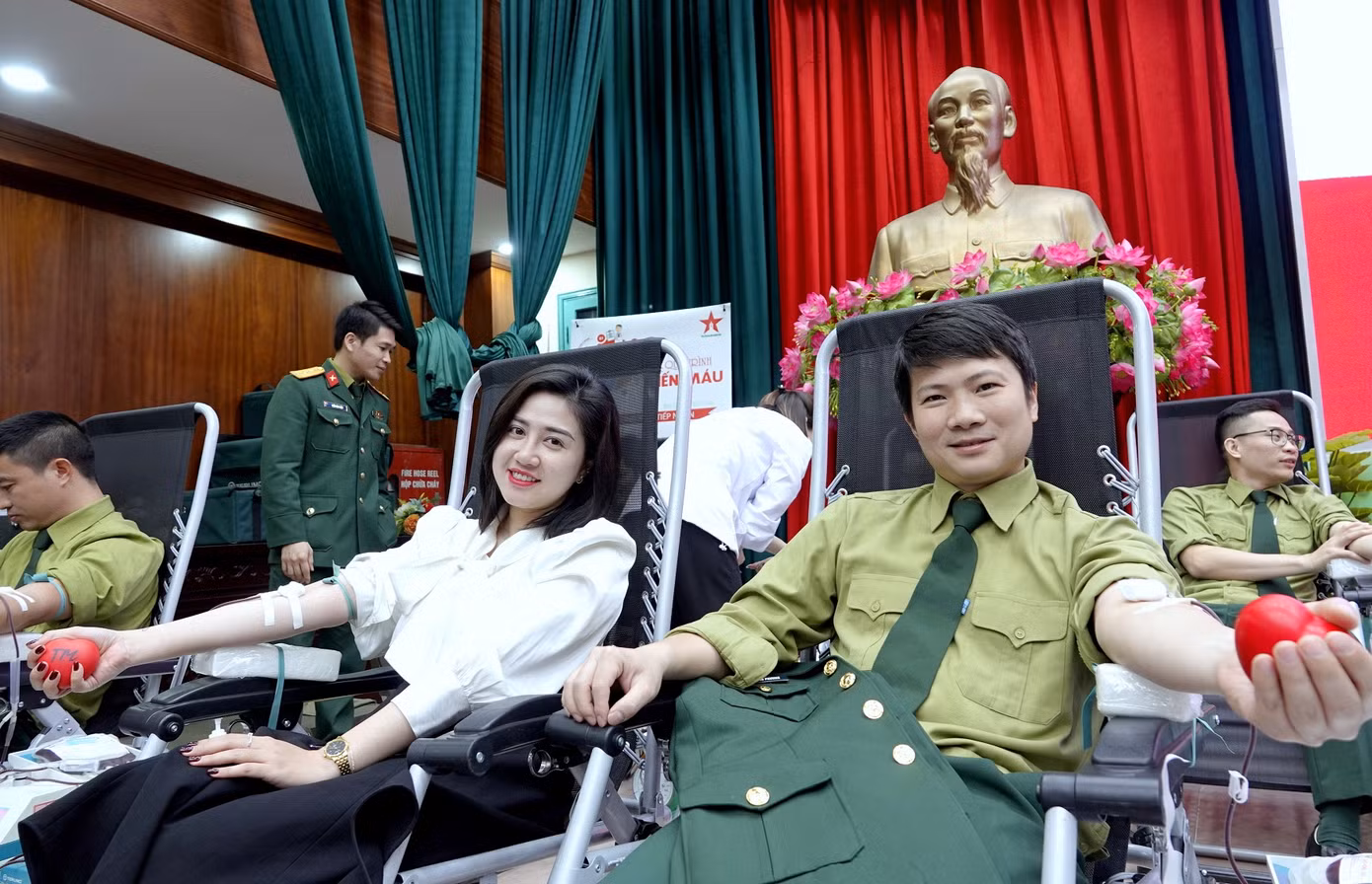 Nhà báo Hồ Quang Phương (Báo QĐND) và đoàn viên Ngân hàng MB Bank Phạm Thị Lan Anh tham gia hiến máu.