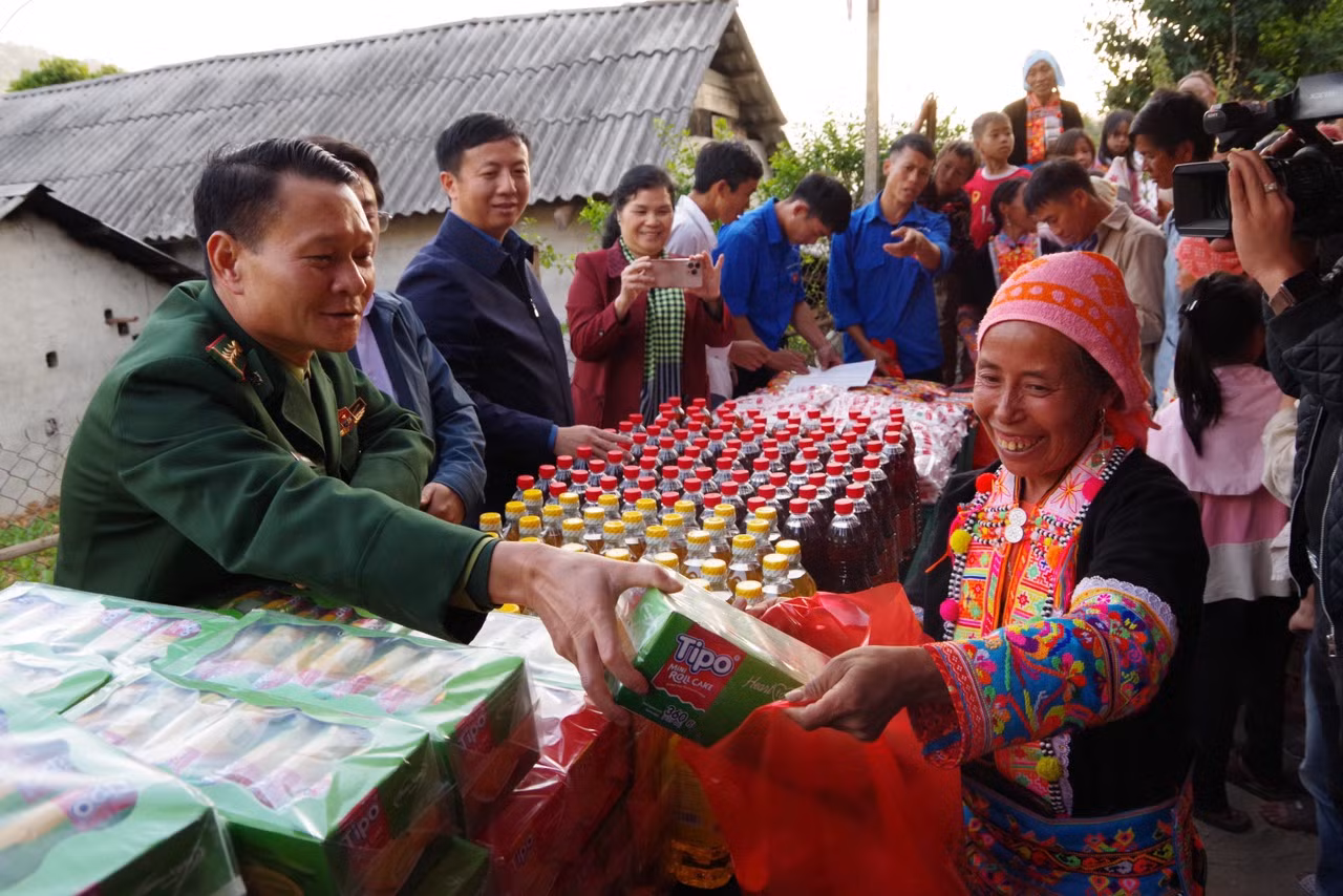 Đại tá Triệu Quốc Nguậy - Chỉ huy trưởng BĐBP Lai Châu tặng quà và nhu yếu phẩm dịp Tết cho đồng bào biên giới