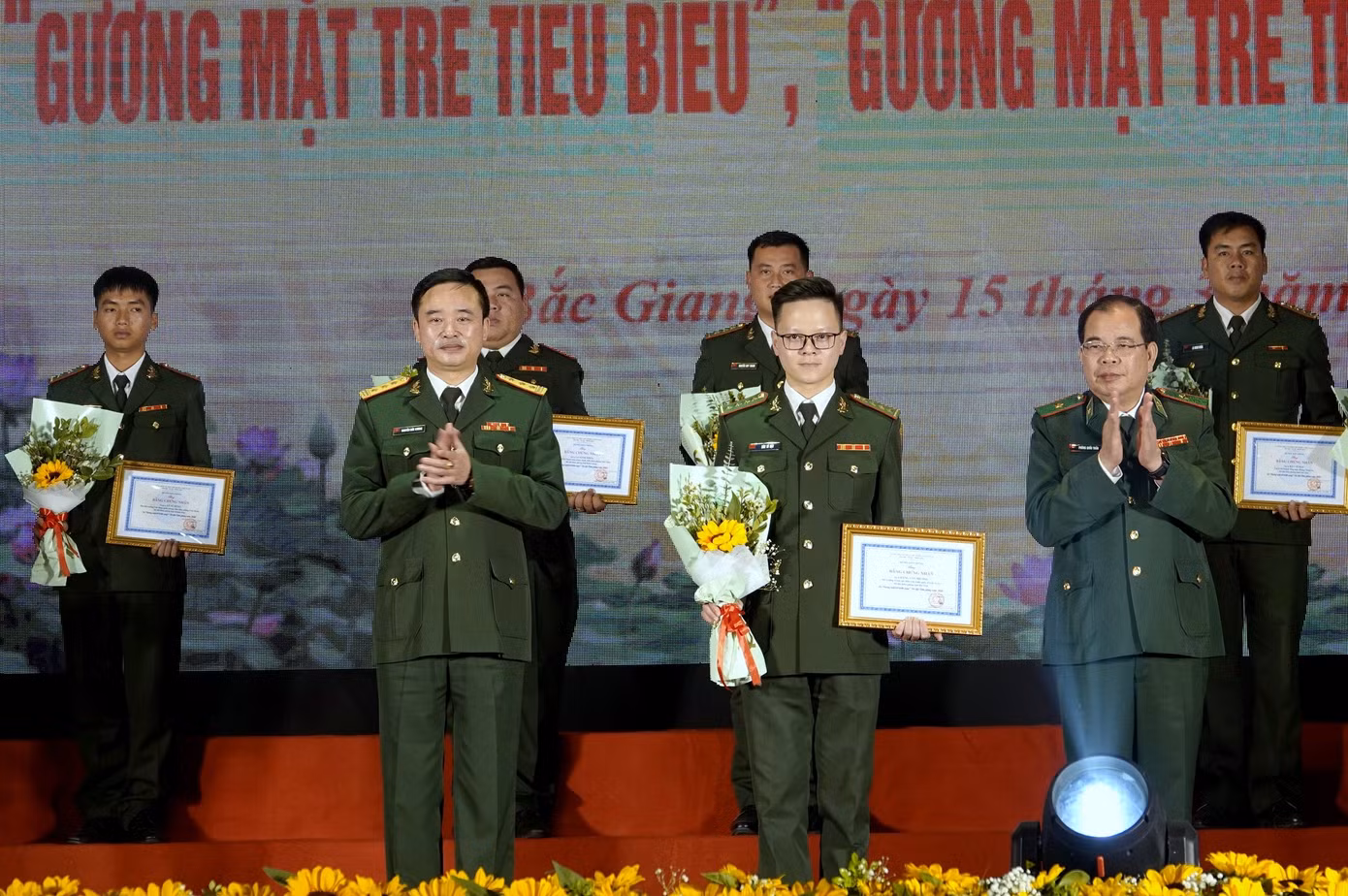 Thiếu tướng Phùng Quốc Tuấn - Phó Chính ủy BĐBP và Thượng tá Nguyễn Đức Cương - Phó trưởng Ban Thanh niên Quân đội trao thưởng cho 10 Gương mặt trẻ triển vọng BĐBP 2022.
