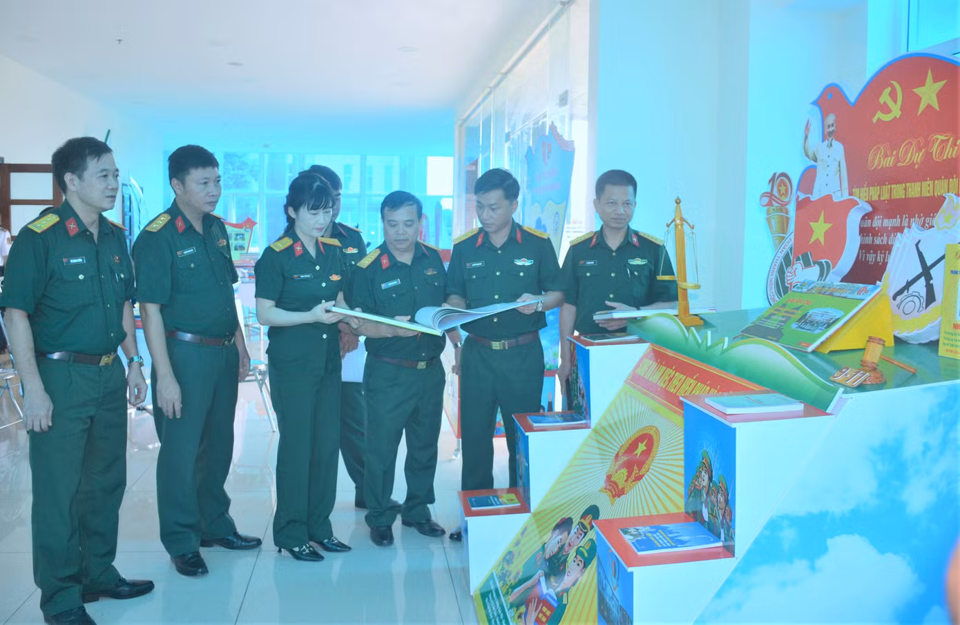 Ban giám khảo Cuộc thi tìm hiểu “Thanh niên Quân đội thượng tôn pháp luật” trong quá trình lựa chọn các bài thi đạt chất lượng cao.
