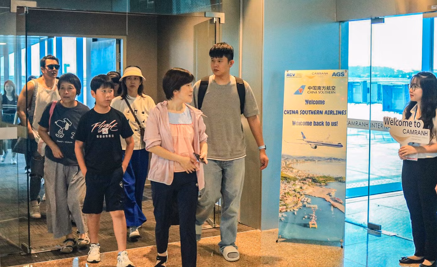 Những hành khách bay trên chuyến bay thương mại đầu tiên đến Sân bay quốc tế Cam Ranh, hôm 29/9. (Ảnh:L.X).