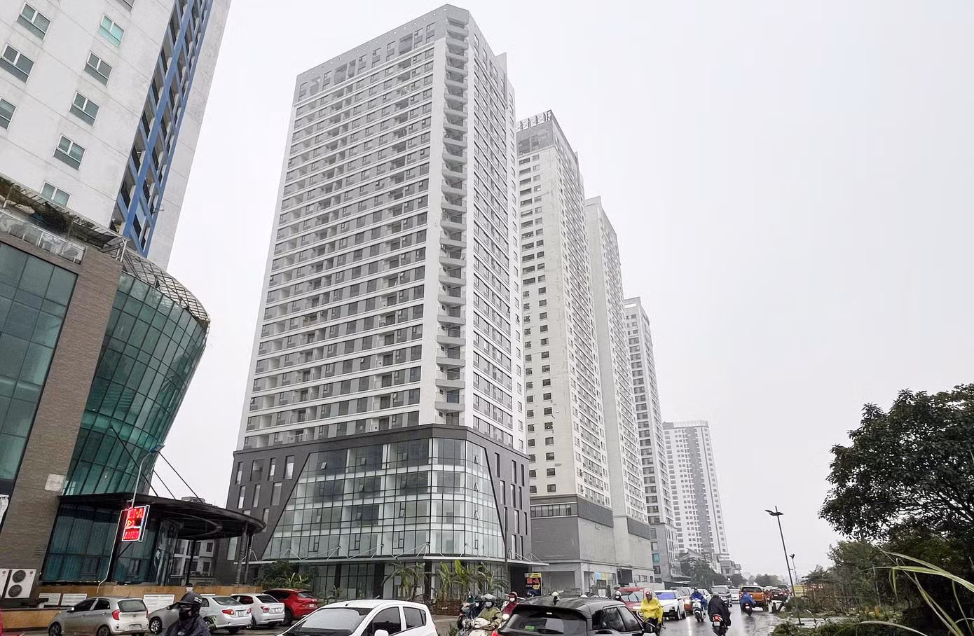 Sau nhiều lần lỡ hẹn, tòa nhà xã hội HH4 thuộc dự án khu chức năng đô thị Đại Mỗ vẫn đang trong quá trình hoàn thiện, nghiệm thu PCCC.