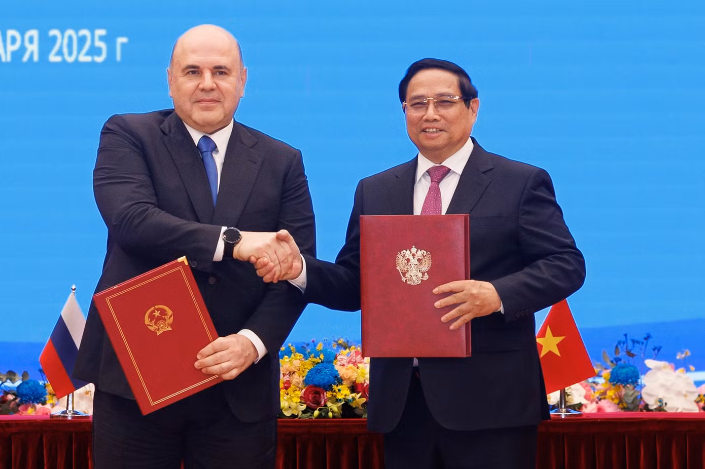 Thủ tướng Phạm Minh Chính và Thủ tướng Mikhail Mishustin tại lễ ký thoả thuận hợp tác song phương. (Ảnh: Như Ý)