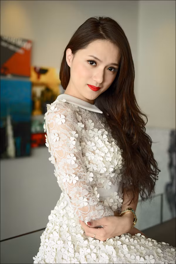 Hương Giang Idol nữ tính với váy ren trắng muốt ảnh 1
