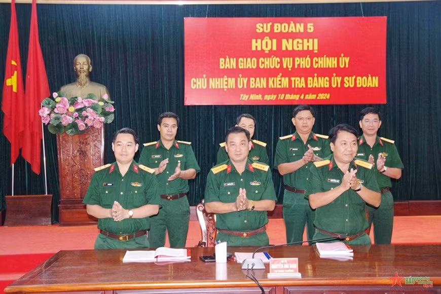 Trung tá Lê Đức Nhân (ngoài cùng bên trái hàng dưới) và Đại tá Nguyễn Hồng Cảnh (ngoài cùng bên phải hàng dưới) cùng các đại biểu tại buổi ký kết biên bản bàn giao.