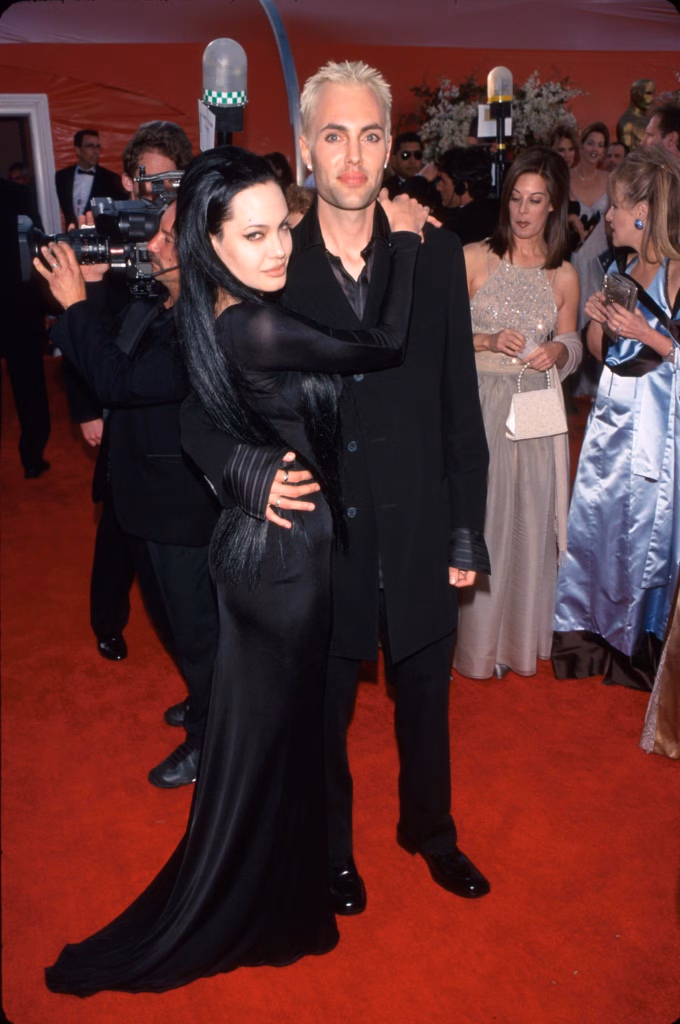 James và Angelina gây sốc vì hôn nhau tại Oscar 2000. Ảnh: Getty Images.