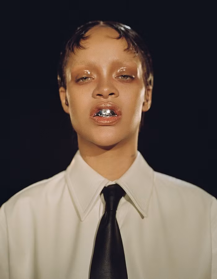 Khán giả có nhiều ý kiến trái chiều về tính nghệ thuật của bộ ảnh do Rihanna thể hiện. Ảnh: Interview.