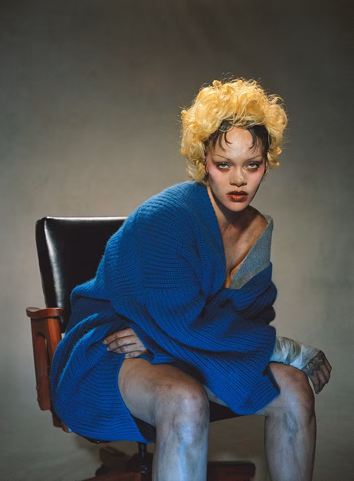 Khán giả có nhiều ý kiến trái chiều về tính nghệ thuật của bộ ảnh do Rihanna thể hiện. Ảnh: Interview.
