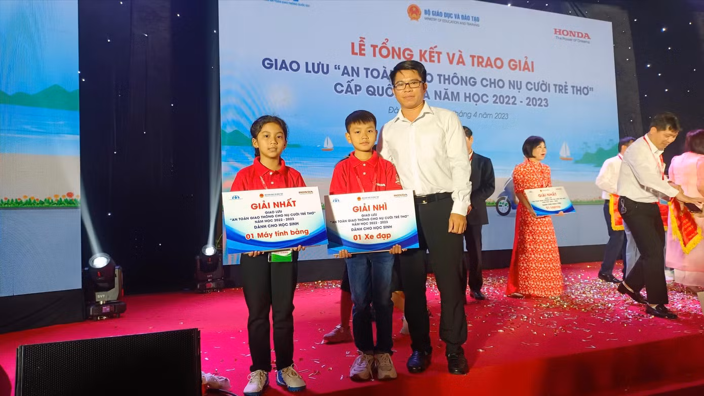 Thầy giáo Phùng Văn Tráng (Trường Tiểu học Võ Thị Sáu), bên 2 học sinh giành giải Nhất, Nhì quốc gia Hội thi “An toàn giao thông cho nụ cười trẻ thơ”