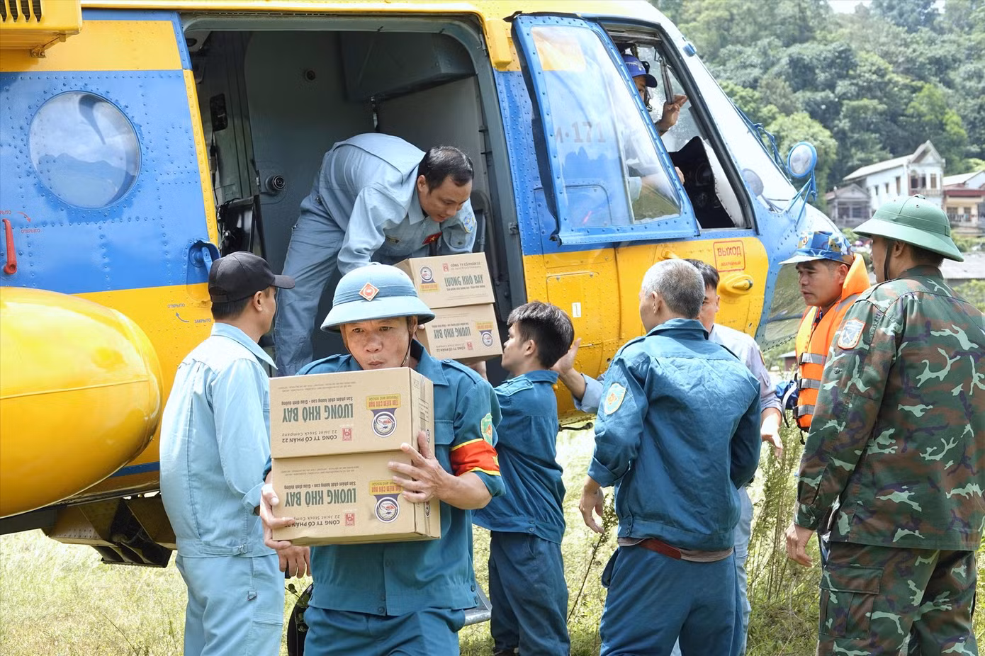 Lực lượng tiếp nhận của huyện Nguyên Bình, tỉnh Cao Bằng vận chuyển nhu yếu phẩm cứu trợ sau khi máy bay hạ cánh. ẢNH: NGUYỄN MINH