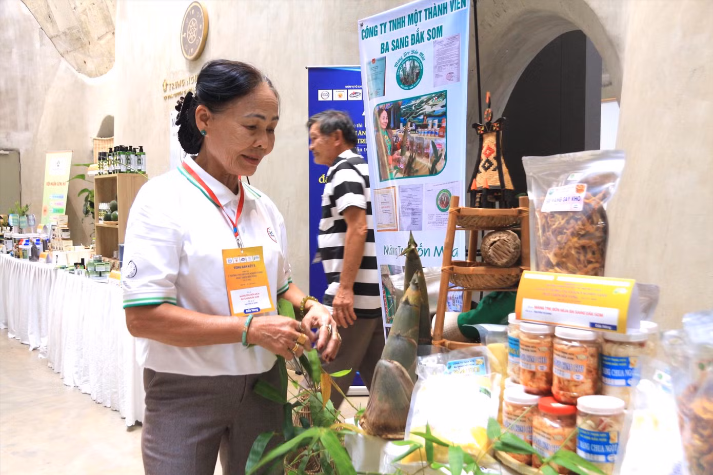 Bà Nguyễn Thị Sang và những sản phẩm được chế biến từ măng tre tại cuộc thi khởi nghiệp xanh.