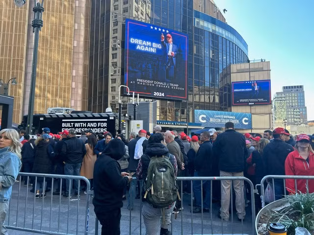Tuần hành ủng hộ ứng viên tổng thống Donald Trump ở New York ngày 3/11. Ảnh: Hà My