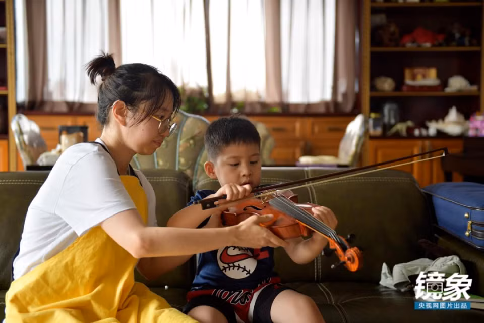 Một nữ sinh viên làm bảo mẫu.